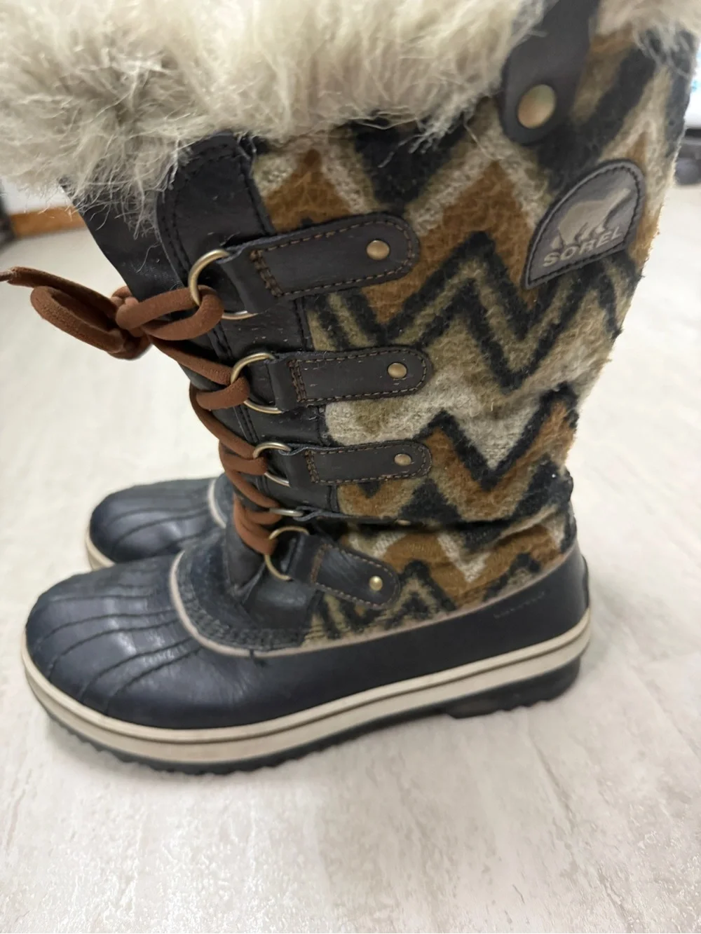 Sorel Tofino boots Black and Brown Chevron Winter Boot